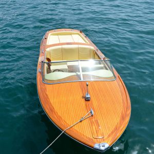 Elegantes klassisches Holz-Motorboot auf ruhigem Wasser