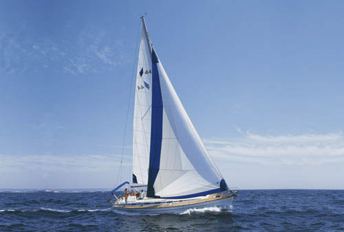 Segelyacht unter vollen Segeln auf der Adria