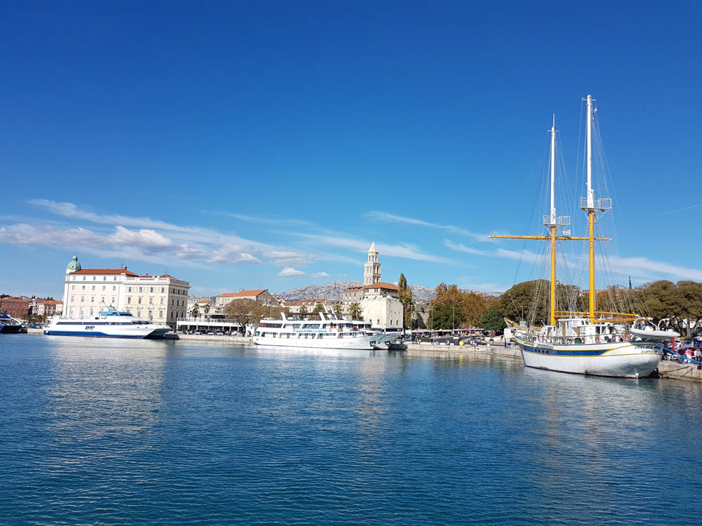 Bootssteg an der kroatischen Adriaküste