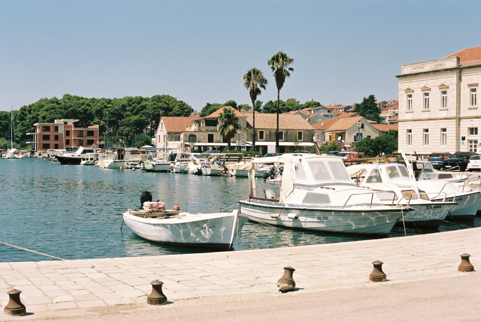 Hafenpromenade mit Fischerbooten an der dalmatinischen Küste