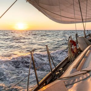 Blick vom Deck einer Segelyacht bei Sonnenuntergang