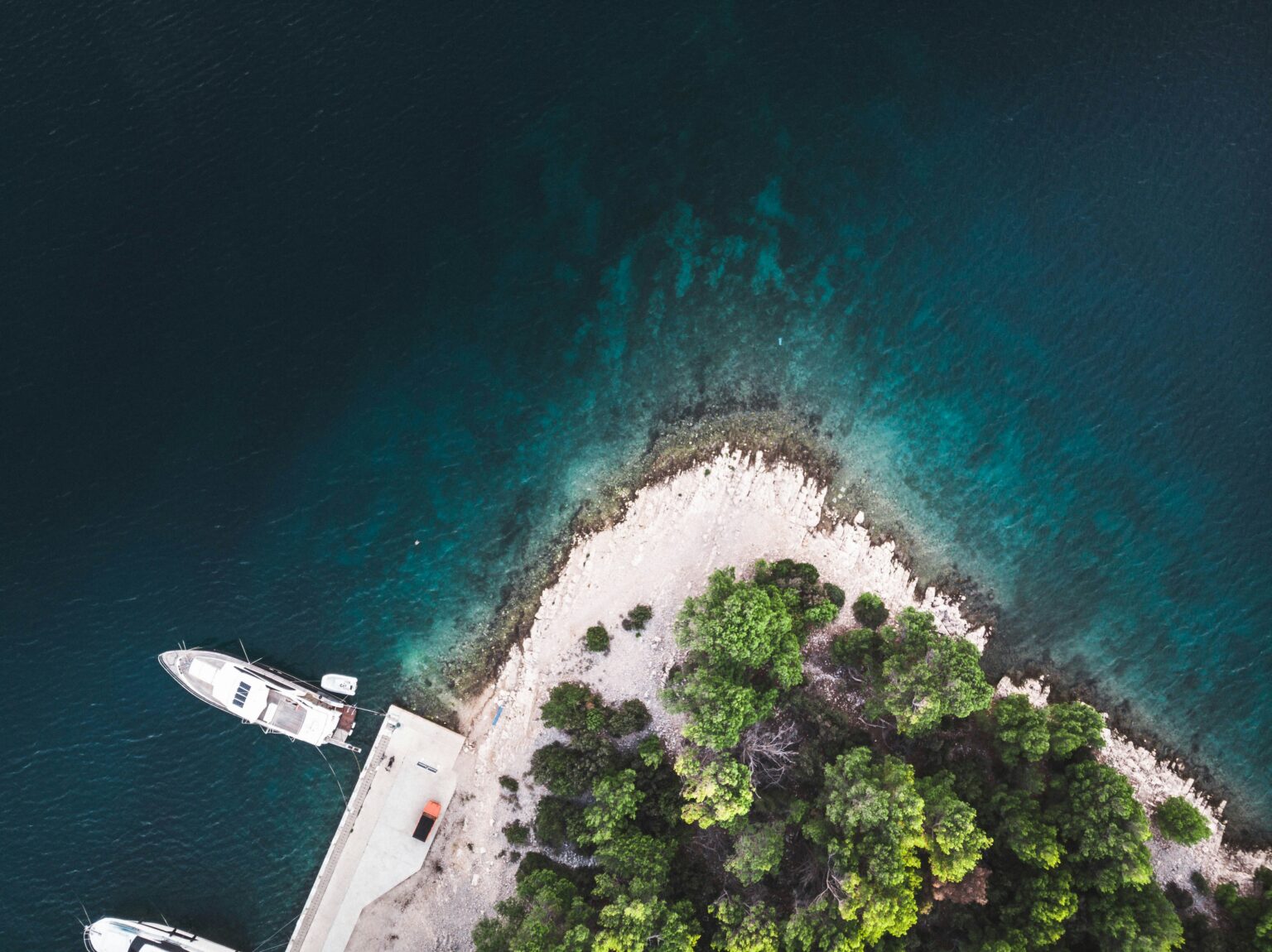 Bucht bei Zadar mit ankernder Yacht