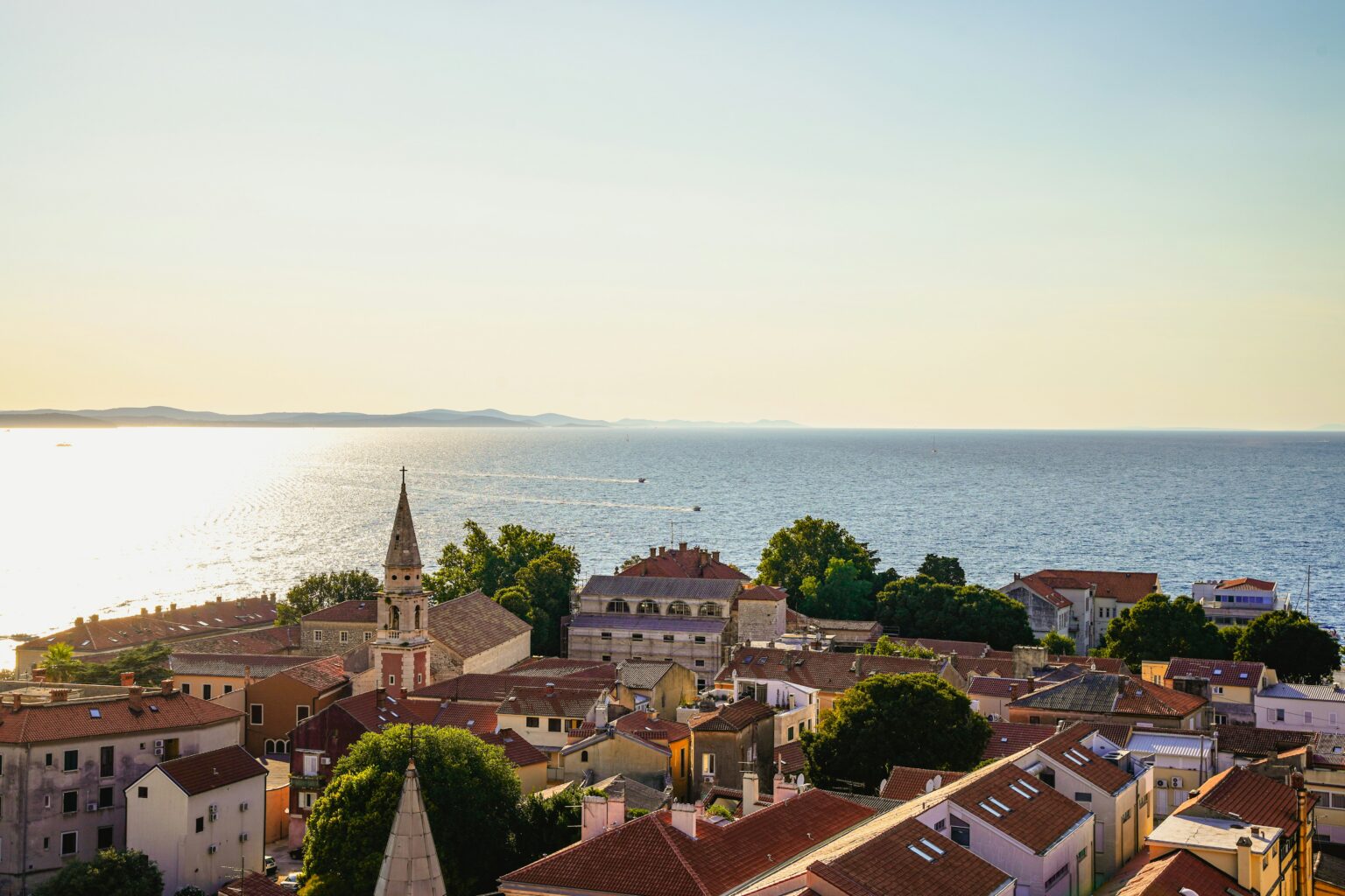 Blick über die Altstadt von Zadar auf die Adria